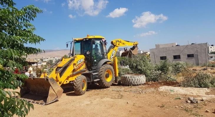 جرافات الاحتلال تُجرّف أراضٍ جنوب الخليل