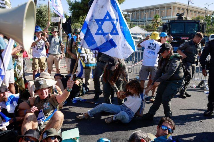 محتجون ضد خطة إضعاف القضاء يغلقون جميع مداخل الكنيست