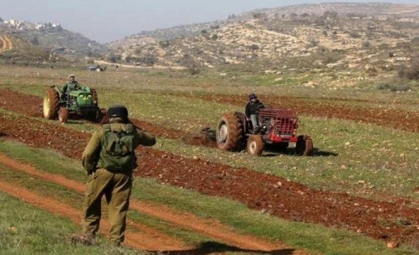 الاحتلال يستولي على جرار زراعي ومركبة في الأغوار الشمالية