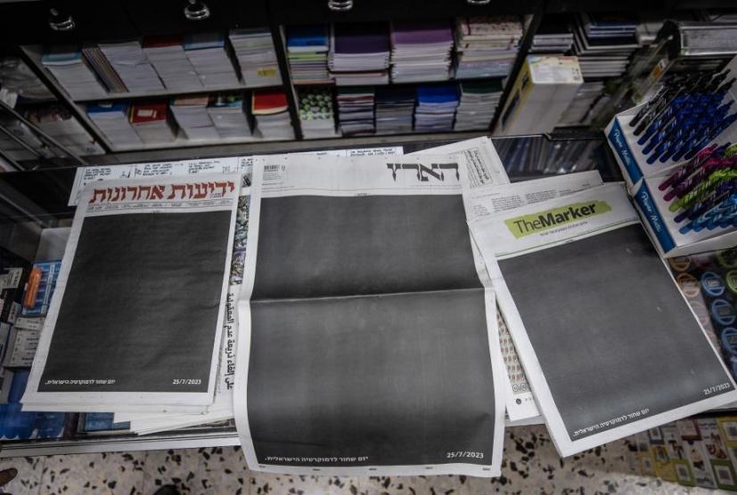 الصحف العبرية تتشح بالسواد
