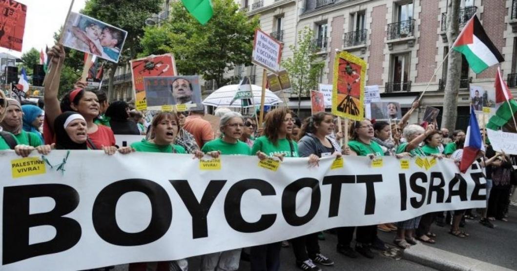 تظاهرة أمام قمة 