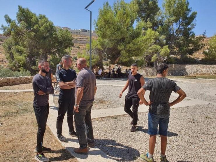 مواطنون يؤدون صلاة الجمعة في منطقة برك سليمان