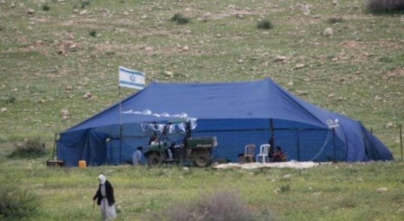 مستوطنون ينصبون خياما على أراضي المواطنين في ياسوف