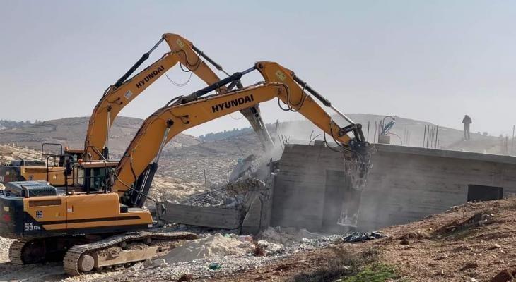 الاحتلال يهدم منشأة تجارية في سلفيت