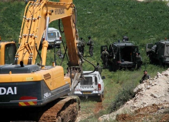 الاحتلال يجرف أراض زراعية غرب الخليل