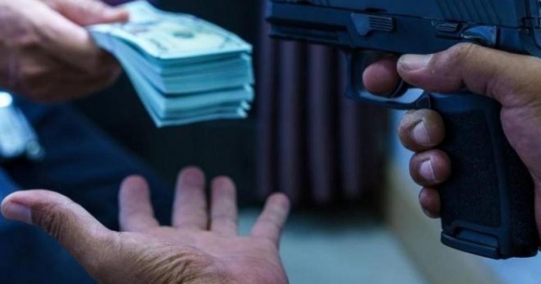 سطو مسلح على فرع أحد البنوك في بلدة السموع