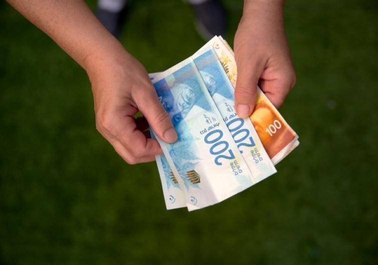 صرف رواتب الموظفين العموميين اليوم