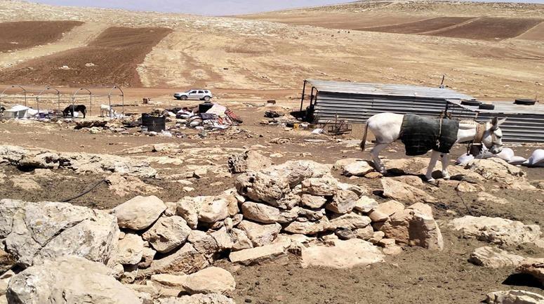 الاحتلال يجبر 6 عائلات شرق رام الله على مغادرة مساكنها