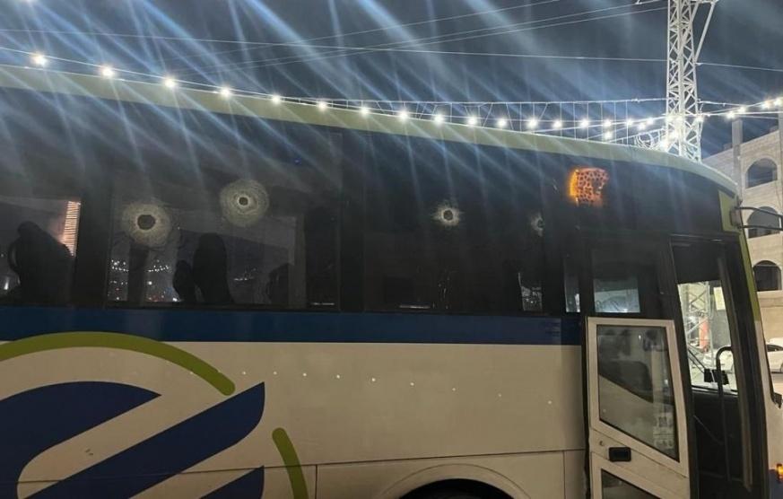 إطلاق النار تجاه حافلة للمستوطنين قرب رام الله