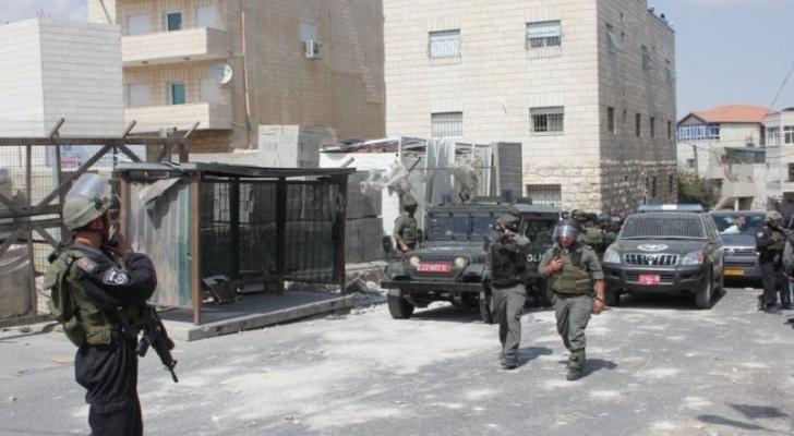 قوات الاحتلال تقوم بمسح الشعارات الوطنية عن جدران بلدة العيسوية