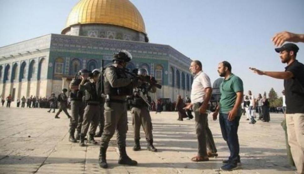 الاحتلال يبعد ثلاثة مواطنين بينهم صحفي عن المسجد الأقصى