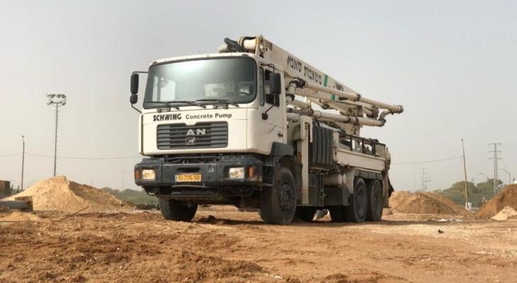 الاحتلال يُصادر مضخة باطون شرق يطا