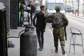 الاحتلال يعتقل شابا من مخيم جنين على حاجز عسكري شمال أريحا