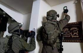 الاحتلال يأخذ قياسات منزل منفذي عملية الخليل