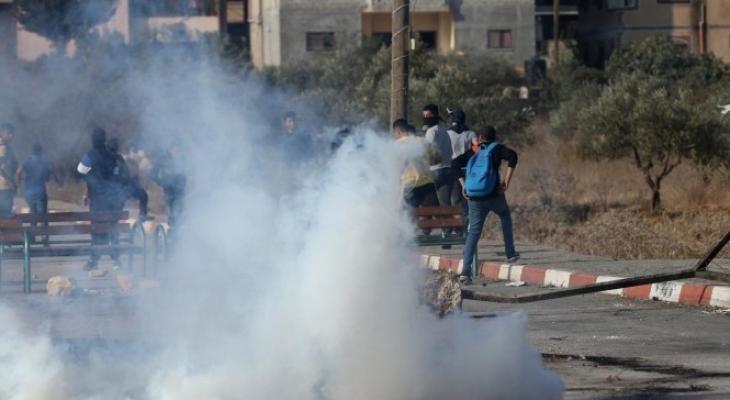 الاحتلال يحتجز طالبين على حاجز جنوب الخليل