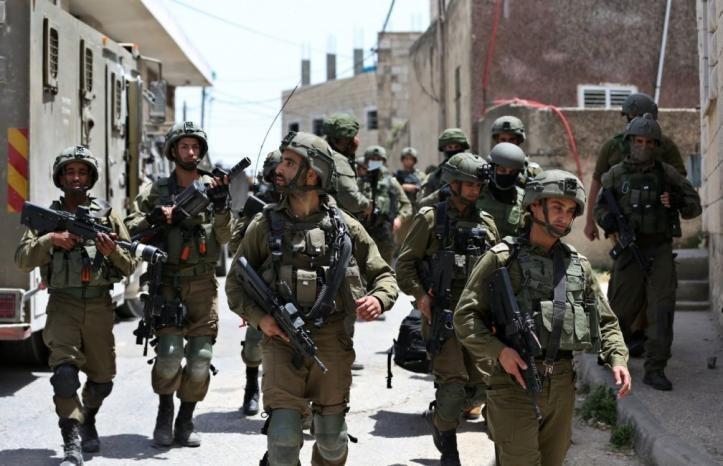 الاحتلال يغلق مداخل بلدة دورا ويستولي على تسجيلات كاميرات مراقبة