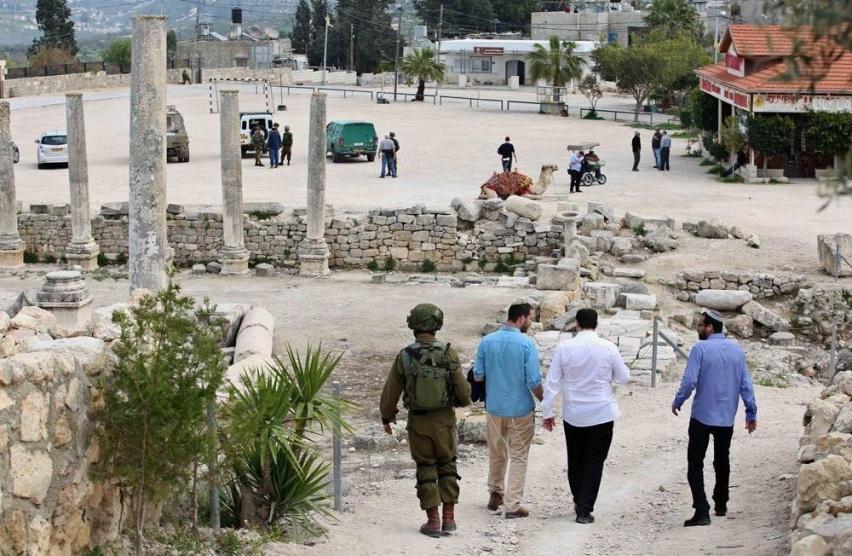 ضباط في جيش الاحتلال يقتحمون المنطقة الأثرية بسبسطية