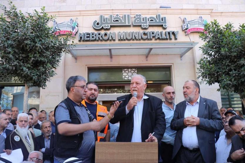 وقفة احتجاجية ضد الاعتداء على طواقم بلدية الخليل