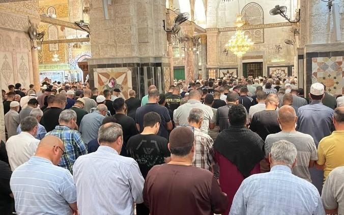  الآلاف يؤدون صلاة 