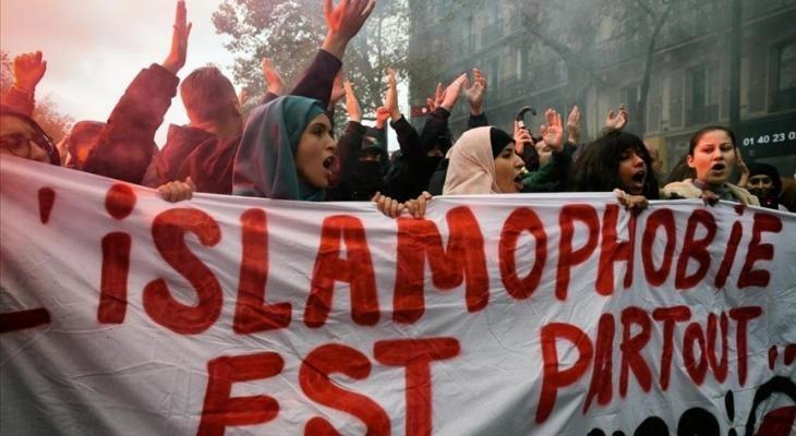 وقفة احتجاجية في فرنسا ضد حظر العباءة بالمدارس