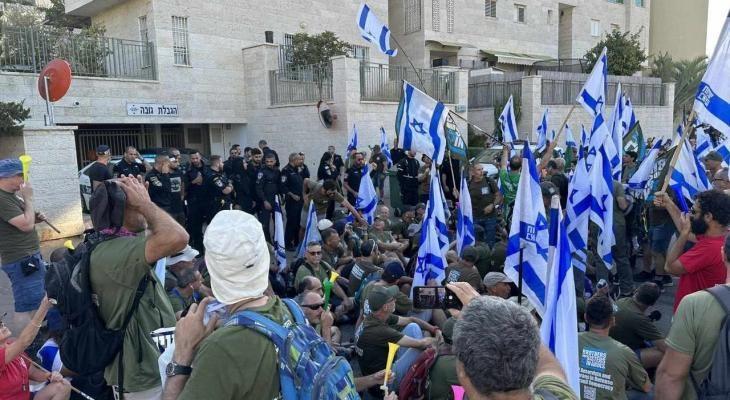 الشرطة الإسرائيلية تعتقل 4 أشخاص في تظاهرة أمام منزل وزير