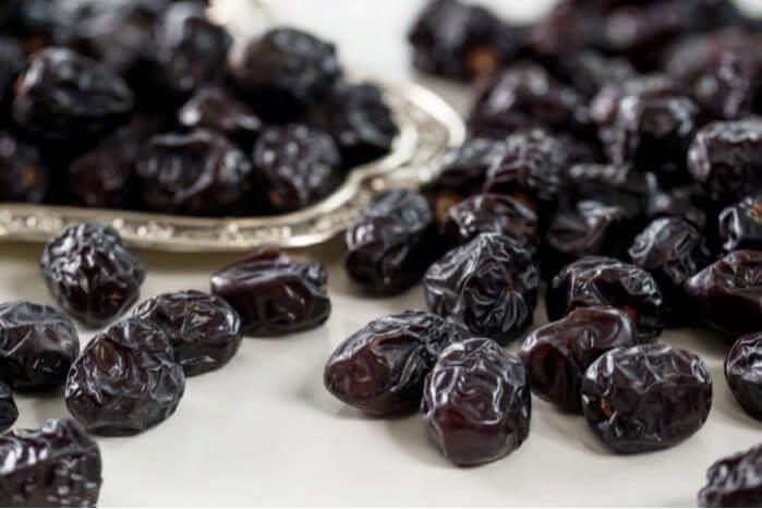تناول البلح الأسود يوميًا لهذه الأسباب