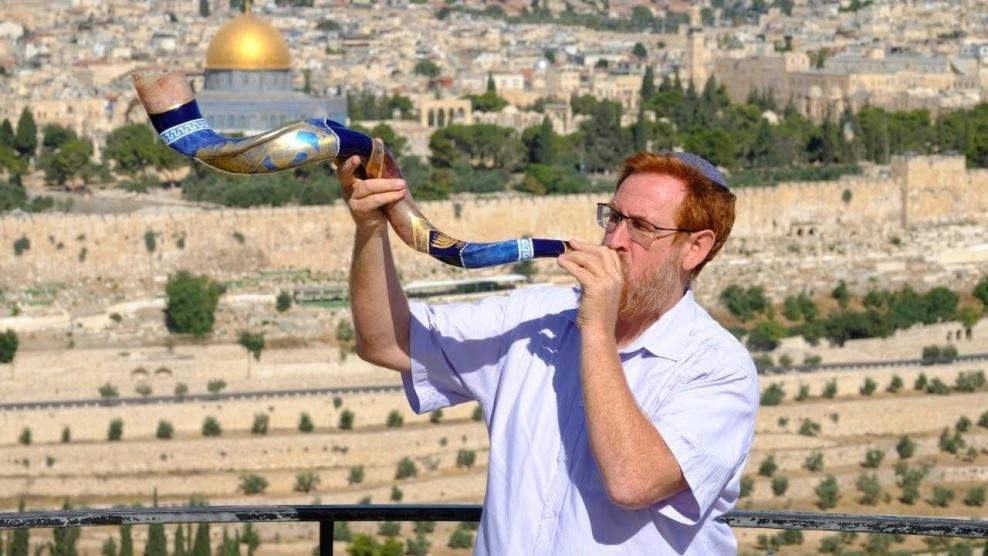 مستوطن ينفخ بالبوق والمرابطون يتصدون له