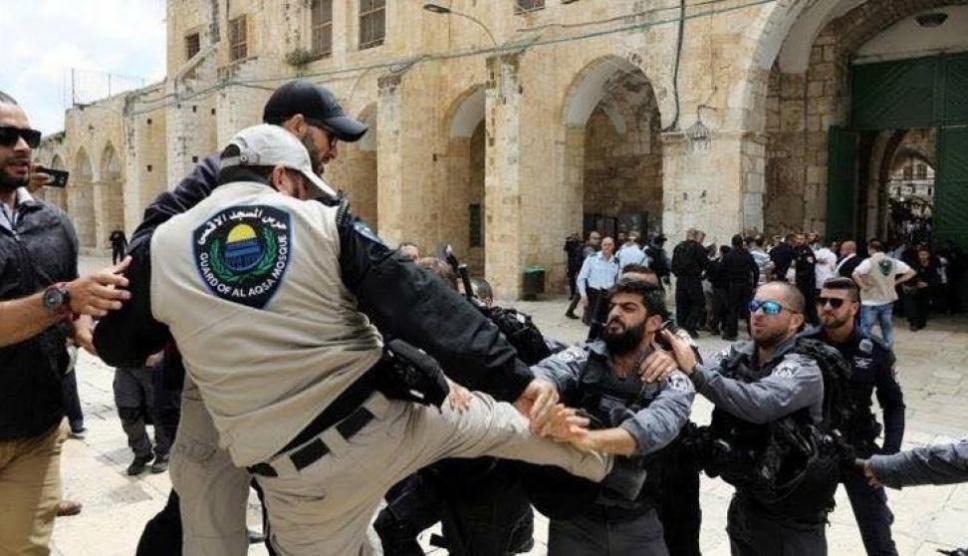 الاحتلال يعتقل أحد حراس المسجد الأقصى