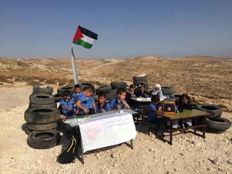 الاحتلال يحتجز مدير ومعلمي مدرسة شعب البطم بمسافر يطا جنوب الخليل
