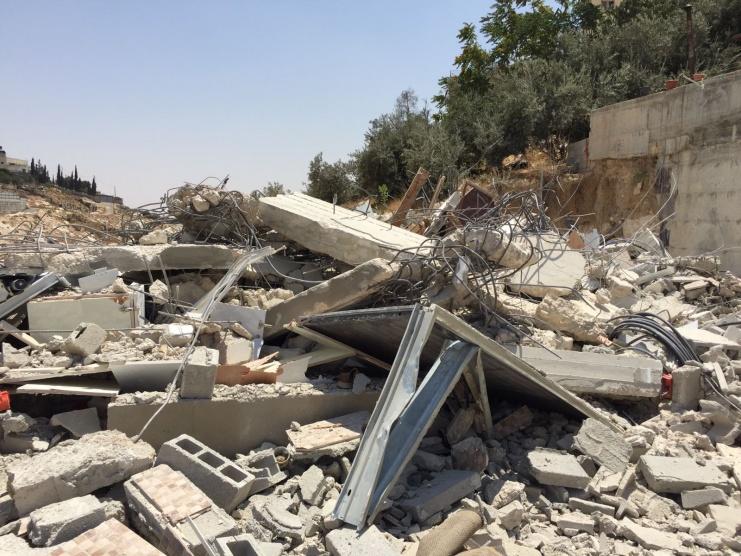 القدس: هدم منشأة تجارية ومنشأة للخيول