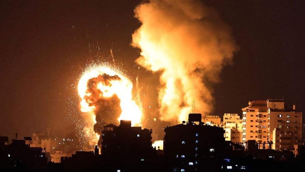 جيش الاحتلال يقصف قطاع غزة برًا وبحرًا وجوًا بشكل مكثف وهستيري