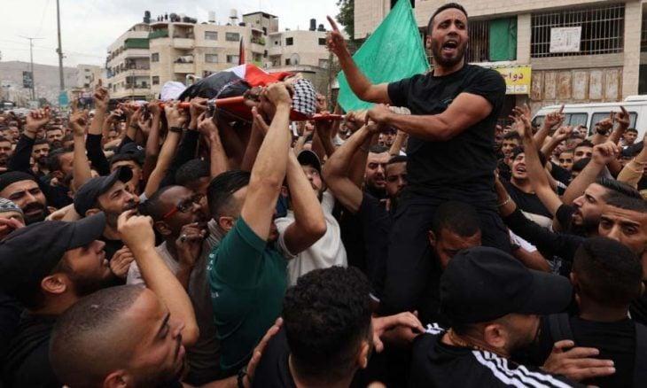 تشييع جثمان الشهيدرسمي عرفات إلى مثواه الأخير في مخيم بلاطة