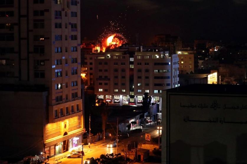 الاحتلال يقطع الاتصال والانترنت عن غزة بشكل كامل
