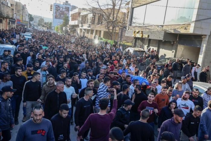 الآلاف يشيعون جثامين الشهداء الأربعة في مخيم طولكرم