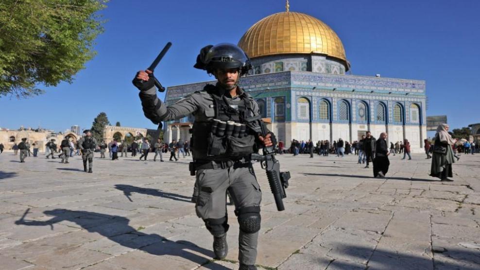 الاحتلال يقمع المصلين في القدس المحتلة