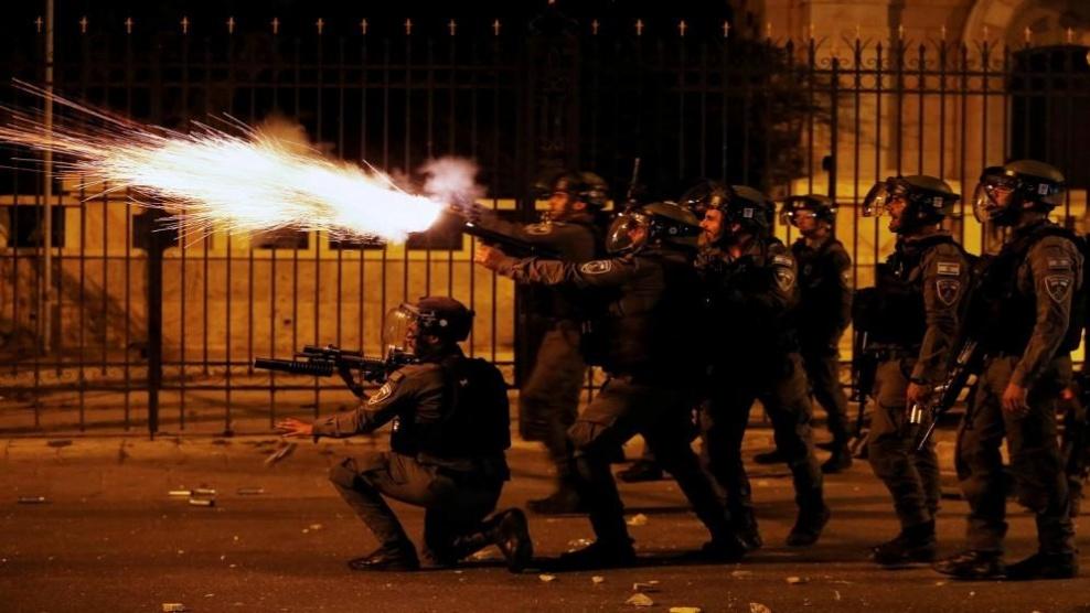الاحتلال يحاصر منزلا في طوباس ويستهدفه بالصواريخ