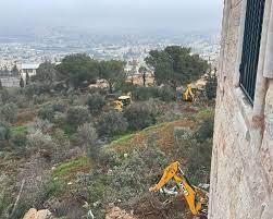الاحتلال يجرف أراضي ويقتلع أشجارا ويعتقل مواطنين في بيت صفافا جنوب القدس