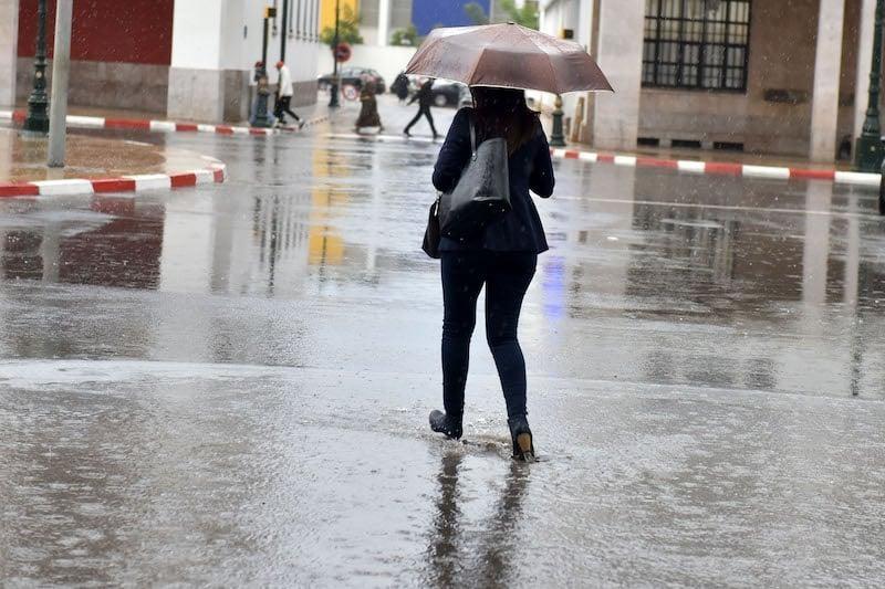حالة الطقس: انخفاض طفيف على الحرارة وفرصة لزخات متفرقة