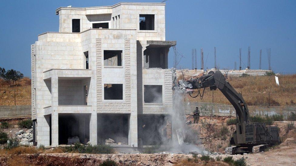  هدم منزل عائلة الخطيب في قرية صور باهر