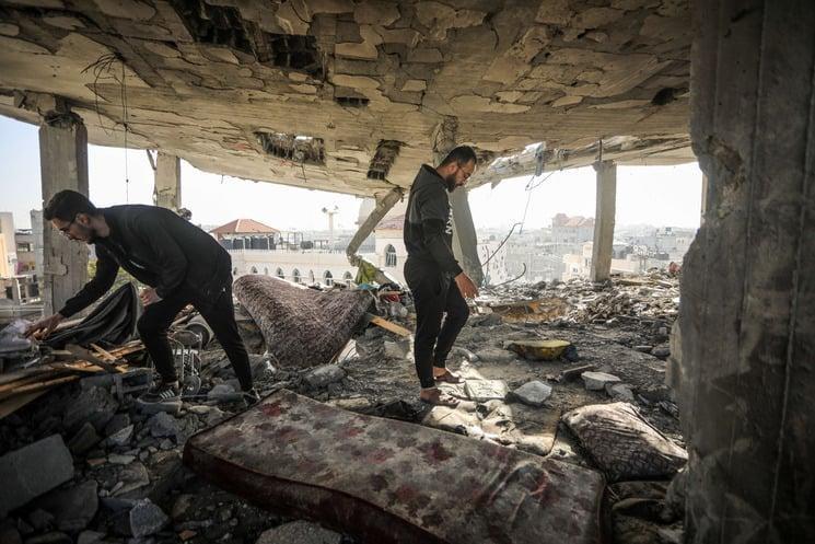 شهداء وجرحى في غارات إسرائيلية على جنوب ووسط قطاع غزة