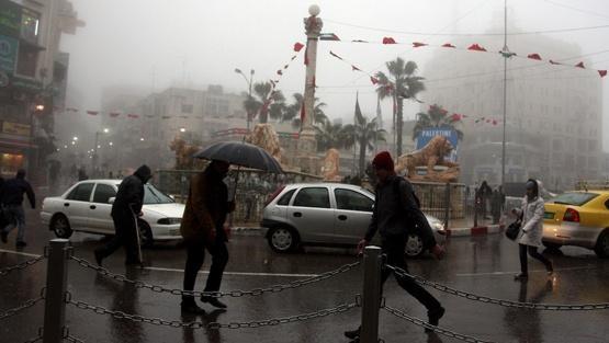 الطقس: أجواء باردة وماطرة