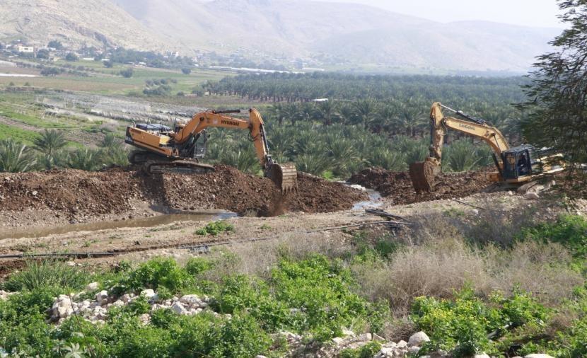  مستوطنون يشقون طرقاً استيطانية ويسيجونها في الأغوار