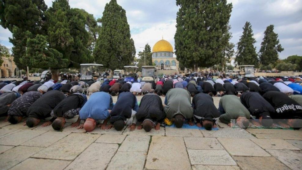 15 ألف مواطن يؤدون صلاة الجمعة في المسجد الأقصى