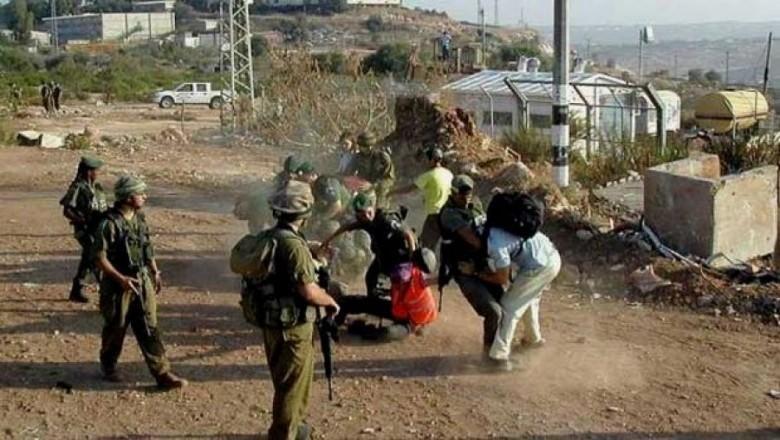 مواجهات مع الاحتلال في بيت أمر والاستيلاء على مركبة واعتقال ثلاثة مواطنين من دورا والظاهرية