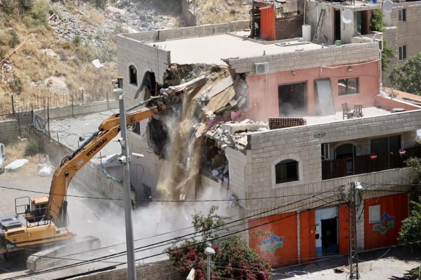 الاحتلال يهدم منزلًا لعائلة الرجبي في بلدة سلوان