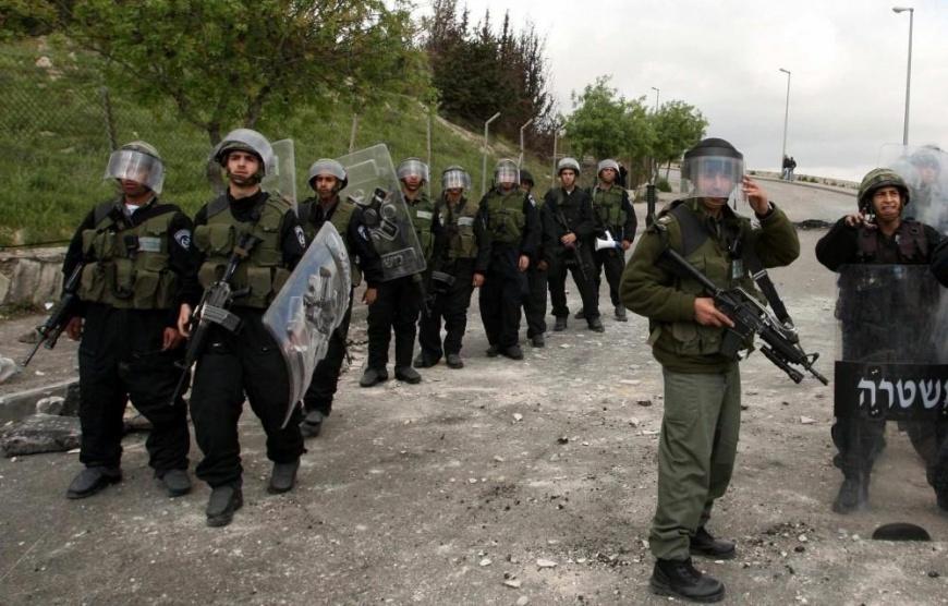 الاحتلال يصادر آليتين ويعتقل فلسطينيا غرب سلفيت