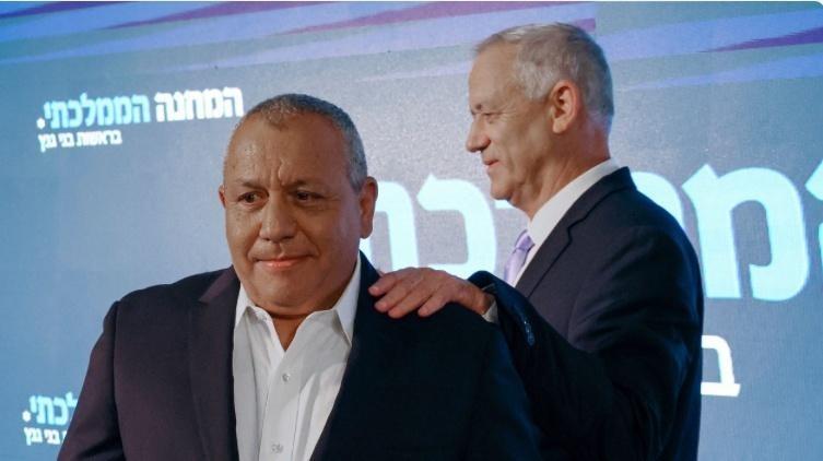 إعلام إسرائيلي: غانتس وآيزنكوت يهددان نتنياهو بتفكيك