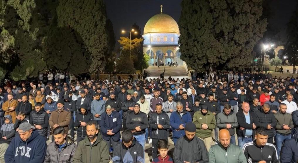 الآلاف يصلّون فجر الجمعة الأولى من رمضان بالمسجد الأقصى