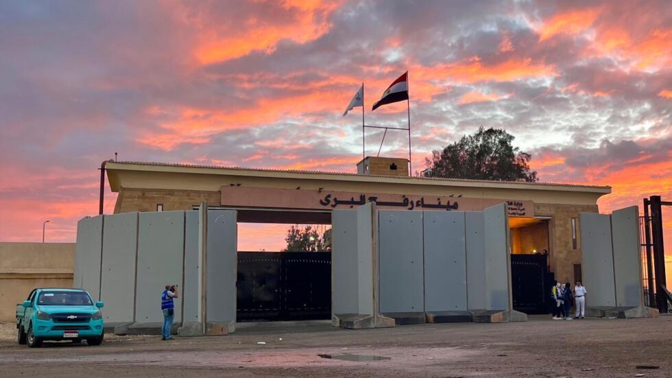 الإعلام الحكومي يطالب بفتح المعابر فورًا لإدخال المساعدات إلى غزة