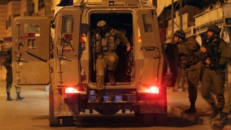 الاحتلال يعتقل 22 مواطنا من الضفة بينهم نساء وأسرى سابقون